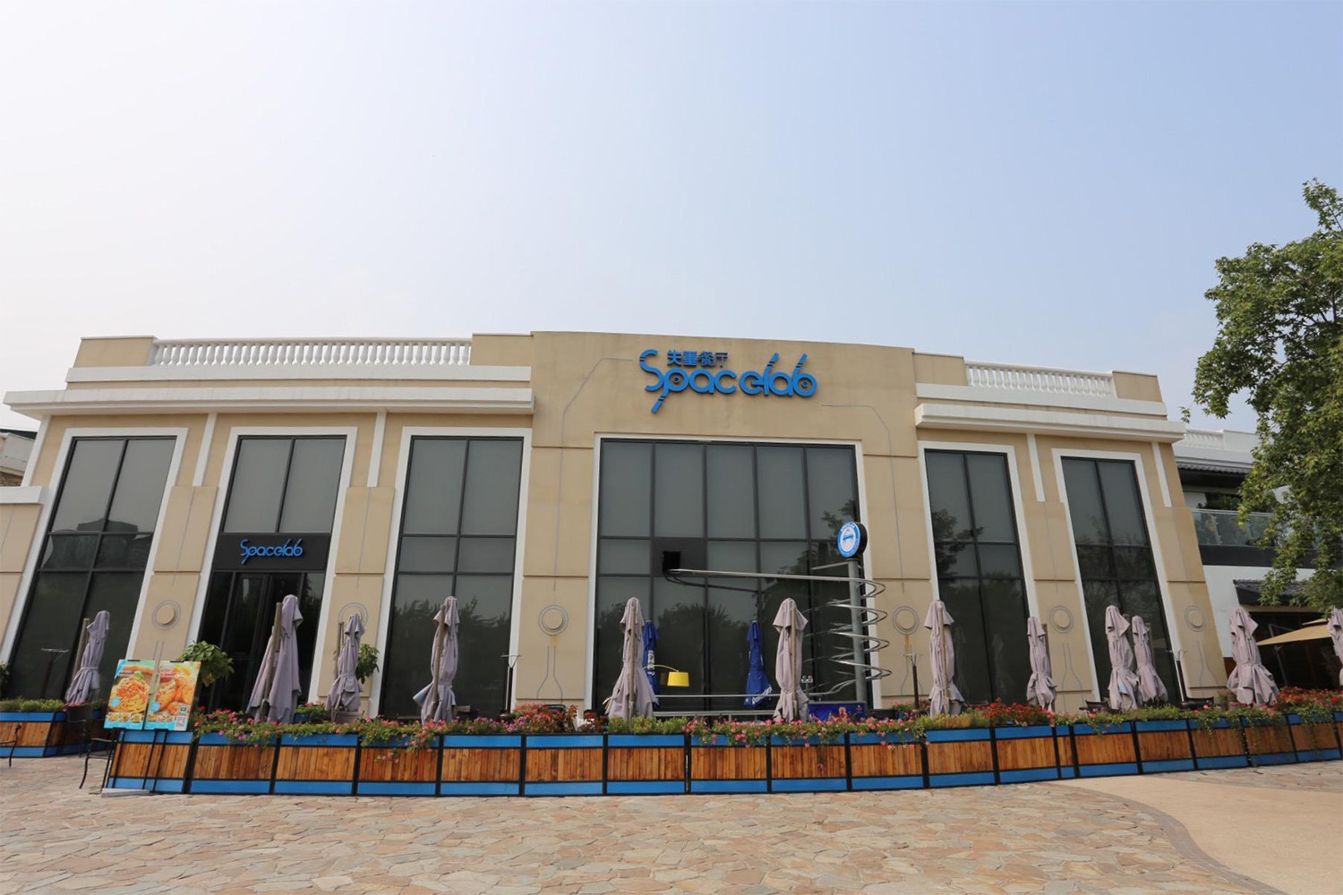 顛覆了人們對(duì)餐廳認(rèn)知的黑科技元素失重餐廳